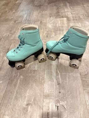 Light up wheels Classic Women's Mint Roller Skates - High-Top Lace-Up